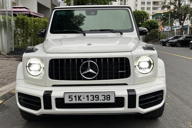 Mercedes-AMG G63 của Hiền Hồ thuộc thế hệ W463 thứ 2 nên trang bị khối động cơ xăng V8, tăng áp kép, dung tích 4.0 lít, sản sinh công suất tối đa 577 mã lực và mô-men xoắn cực đại 850. Sức mạnh này được truyền tới cả 4 bánh thông qua hộp số tự động AMG Speedshift Plus 9 cấp, xe có thời gian đua nước rút từ vị trí đứng yên lên 100 km/h chỉ trong 4,5 giây trước khi đạt vận tốc tối đa 220 km/h.