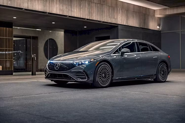 Mới đây, hãng xe sang Đức đã cho giới thiệu loạt phiên bản đặc biệt Mercedes-Benz EQS Manufaktur Signature Edition 2024 mới chạy điện tại thị trường Mỹ. Đây thực chất là gói nâng cấp với những thành phần sang trọng sẽ được áp dụng cho bản EQS 580 4MATIC hoặc bản AMG EQS hiệu năng cao