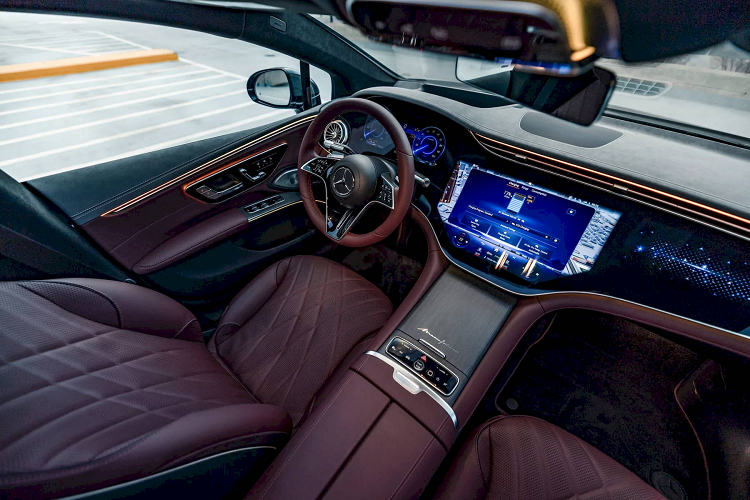 Khách hàng còn thể chọn mua xe mới được lắp đặt sẵn, hoặc trang bị thêm cho chiếc xe của mình sau khi mua. Mỗi chiếc Mercedes-EQS 580 4MATIC và AMG EQS đều có 2 cách kết hợp trang bị nội-ngoại thất đặc biệt khi nâng cấp lên phiên bản Manufaktur Signature.