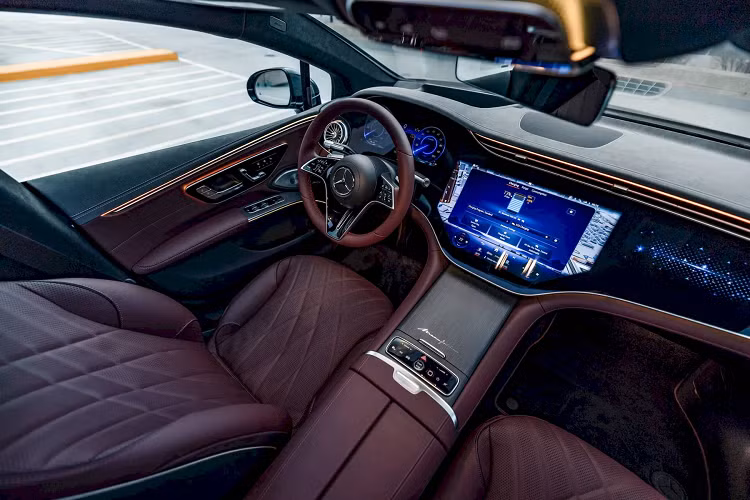 Khách hàng còn thể chọn mua xe mới được lắp đặt sẵn, hoặc trang bị thêm cho chiếc xe của mình sau khi mua. Mỗi chiếc Mercedes-EQS 580 4MATIC và AMG EQS đều có 2 cách kết hợp trang bị nội-ngoại thất đặc biệt khi nâng cấp lên phiên bản Manufaktur Signature.