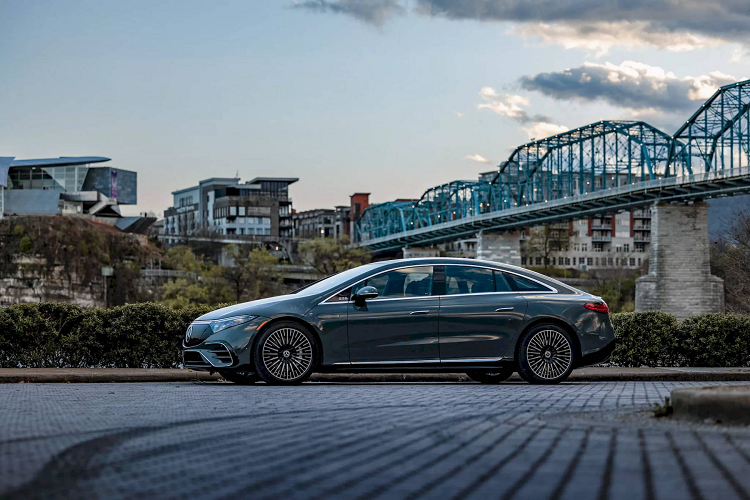 Bản EQS 580 4MATIC được cung cấp 2 cách kết hợp màu sắc gồm ngoại thất xám Silicon Grey đi cùng nội thất đỏ Mystic Red, hoặc ngoại thất đỏ ánh kim Rubellite Red đi với nội thất trắng Deep White.