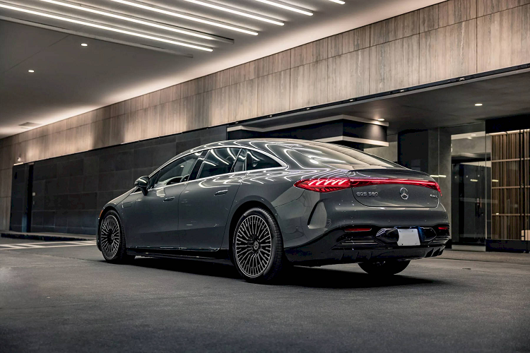 Vì hãng xe Đức chưa muốn tạo ra phiên bản siêu sang Maybach cho dòng xe điện EQS nên Manufaktur Signature sẽ là lựa chọn cao cấp nhất ở thời điểm hiện tại.