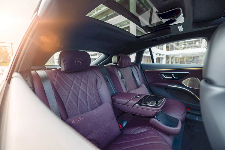 Trong khi đó, bản AMG EQS chỉ có duy nhất một màu nội thất trắng Deep White, sẽ được kết hợp cùng một trong hai màu ngoại thất là đen Night Black Magno hoặc vàng Kalahari Gold Magno.