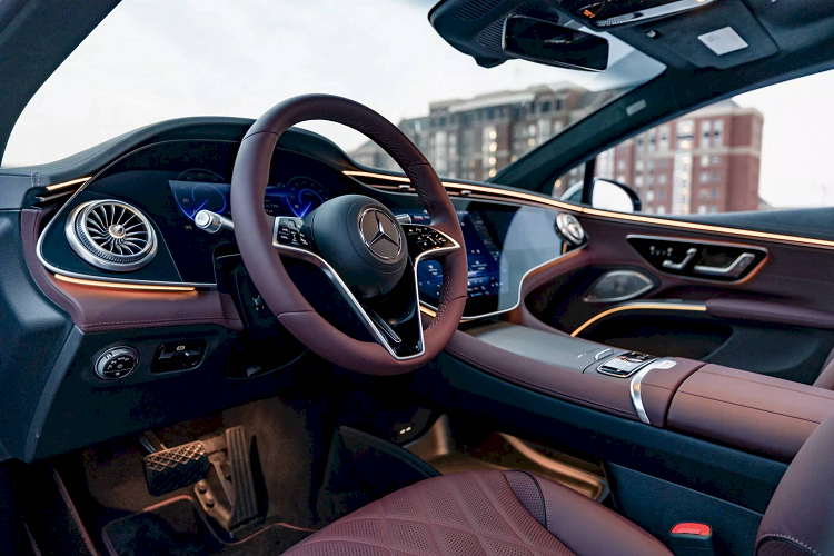 Mỗi mẫu xe đều được trang bị da Nappa khâu tay bao phủ ghế ngồi, vô lăng hai tông màu, bệ tỳ tay, bảng điều khiển phía dưới và các tấm cửa, mang lại trải nghiệm vô cùng tinh tế.