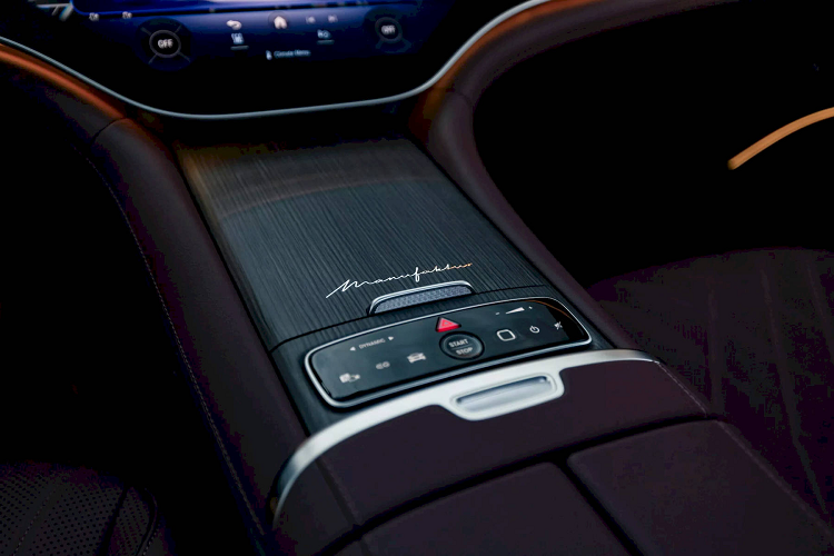 Các điểm nhấn đặc biệt khác bao gồm gối tựa đầu bằng sợi Microfiber, thảm sàn dày và chữ Manufaktur mạ chrome sáng bóng trên bảng điều khiển trung tâm.