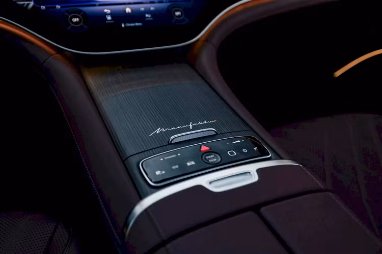 Các điểm nhấn đặc biệt khác bao gồm gối tựa đầu bằng sợi Microfiber, thảm sàn dày và chữ Manufaktur mạ chrome sáng bóng trên bảng điều khiển trung tâm.