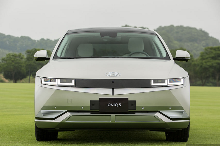 Tại thị trường Việt Nam, Hyundai Ioniq 5 đã chính thức trình làng từ cuối tháng 7 vừa qua. Xe được phân phối theo hình thức lắp ráp trong nước với 2 phiên bản Exclusive và Prestige, đi cùng giá bán lần lượt là 1,3 tỷ và 1,45 tỷ đồng.