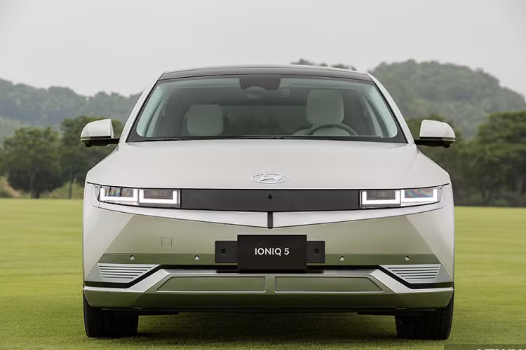 Tại thị trường Việt Nam, Hyundai Ioniq 5 đã chính thức trình làng từ cuối tháng 7 vừa qua. Xe được phân phối theo hình thức lắp ráp trong nước với 2 phiên bản Exclusive và Prestige, đi cùng giá bán lần lượt là 1,3 tỷ và 1,45 tỷ đồng.