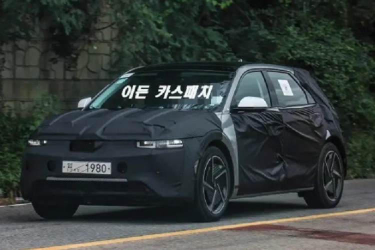 Về nội thất, nhiều khả năng, khoang cabin của xe sẽ được làm mới đáng kể tại vị trí táp lô và được trang bị màn hình viền mỏng với kích thước lớn hơn tương tự các dòng xe Hyundai ra mắt gần đây.