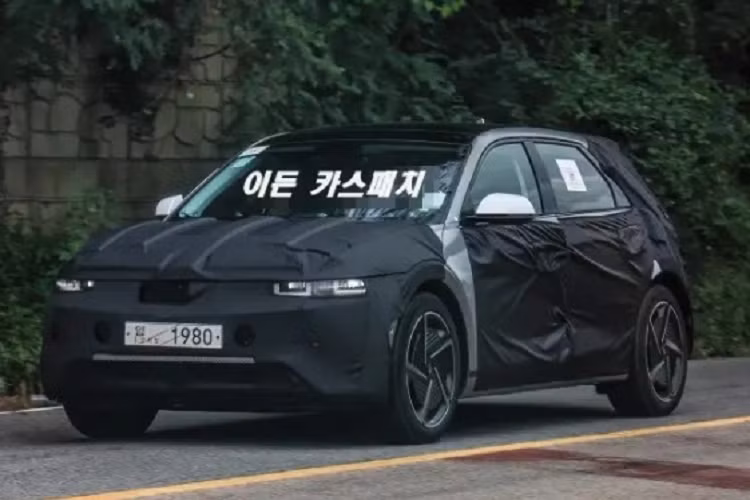 Về nội thất, nhiều khả năng, khoang cabin của xe sẽ được làm mới đáng kể tại vị trí táp lô và được trang bị màn hình viền mỏng với kích thước lớn hơn tương tự các dòng xe Hyundai ra mắt gần đây.