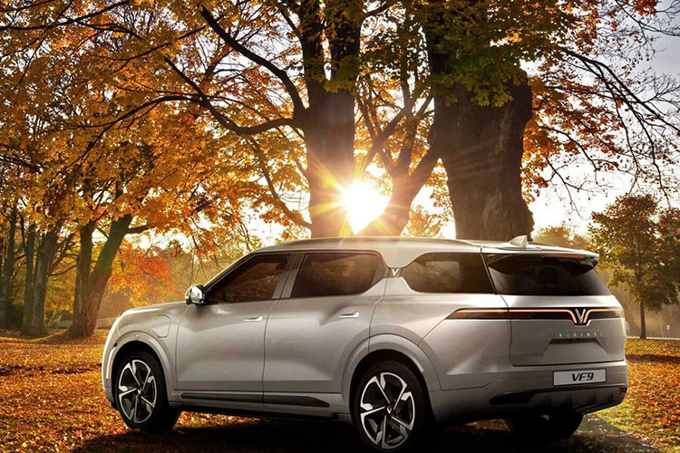 Xe có thể dùng sạc chậm AC và sạc nhanh DC với thời gian nạp pin từ 0-70% trong 26 phút. Bên trong VinFast VF9 bản Eco là nội thất 7 chỗ ngồi với hàng ghế giữa dạng ghế dài 3 chỗ. Trong khi đó, bản Plus có thêm tùy chọn nội thất 6 chỗ với ghế giữa là 2 ghế thương gia tách rời nhau.