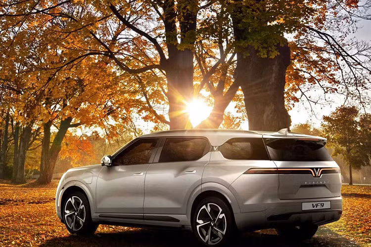 Xe có thể dùng sạc chậm AC và sạc nhanh DC với thời gian nạp pin từ 0-70% trong 26 phút. Bên trong VinFast VF9 bản Eco là nội thất 7 chỗ ngồi với hàng ghế giữa dạng ghế dài 3 chỗ. Trong khi đó, bản Plus có thêm tùy chọn nội thất 6 chỗ với ghế giữa là 2 ghế thương gia tách rời nhau.