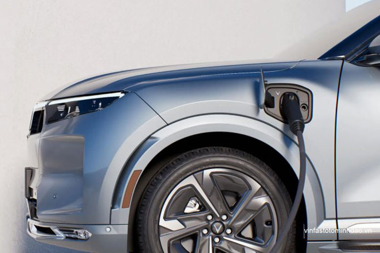 Tại thị trường trong nước, VinFast VF9 có 2 phiên bản Eco và Plus. Giá xe VinFast VF9 2023 không kèm pin của mẫu xe điện này là 1,491 tỷ đồng ở bản Eco và 1,685 tỷ đồng ở bản Plus. Trong khi đó, giá mua đứt pin là 1,97 tỷ đồng với bản Eco và 2,178 tỷ đồng với bản Plus.