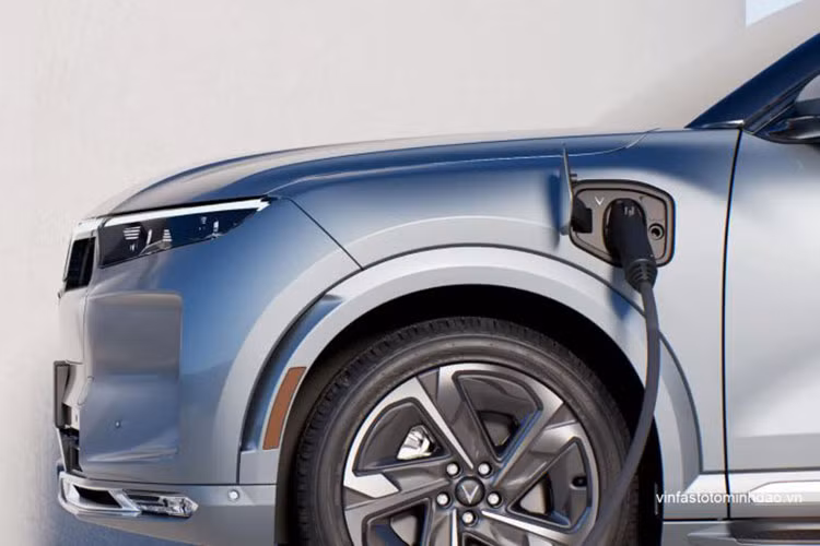 Tại thị trường trong nước, VinFast VF9 có 2 phiên bản Eco và Plus. Giá xe VinFast VF9 2023 không kèm pin của mẫu xe điện này là 1,491 tỷ đồng ở bản Eco và 1,685 tỷ đồng ở bản Plus. Trong khi đó, giá mua đứt pin là 1,97 tỷ đồng với bản Eco và 2,178 tỷ đồng với bản Plus.