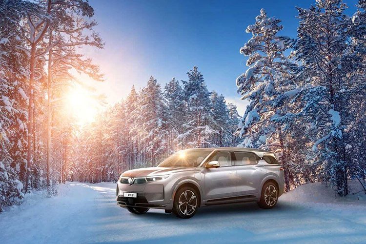 Ngoài ra, hàng ghế thứ 3 còn có thêm một cửa sổ trời giúp hành khách có thể quan sát bên ngoài. Theo công bố của hãng VinFast vào hồi cuối năm ngoái, trong tháng 1/2023 này, những chiếc VF9 đầu tiên sẽ bắt đầu được bàn giao cho khách hàng Việt Nam.