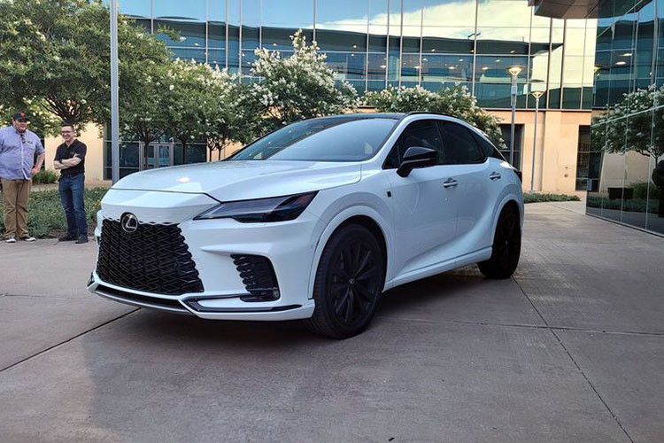 Trong khi đó, RX 500h F Sport Performance sử dụng động cơ xăng tăng áp 2.4L 4 xi-lanh, hộp số tự động 6 cấp, kết hợp mô-tơ điện, cho công suất 367 mã lực và mô-men xoắn cực đại 550Nm. Xe chỉ cần 5,9 giây để tăng tốc từ 0 - 96 km