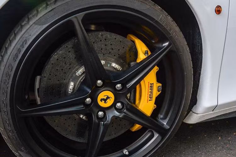 Khác với chiếc siêu xe Ferrari 458 Spider của Qua Vũ mua cách đây hơn 3 tháng nguyên bản có màu trắng và vẫn được giữ lại bộ áo này đến nay, chiếc xe Ferrari 458 Spider mới được chủ nhân của bộ 3 hypercar đình đám và đắt đỏ là Bugatti Veyron, McLaren Senna và Porsche 918 Spyder có màu đỏ Rosso Corsa nhưng đã dán lại màu bạc.