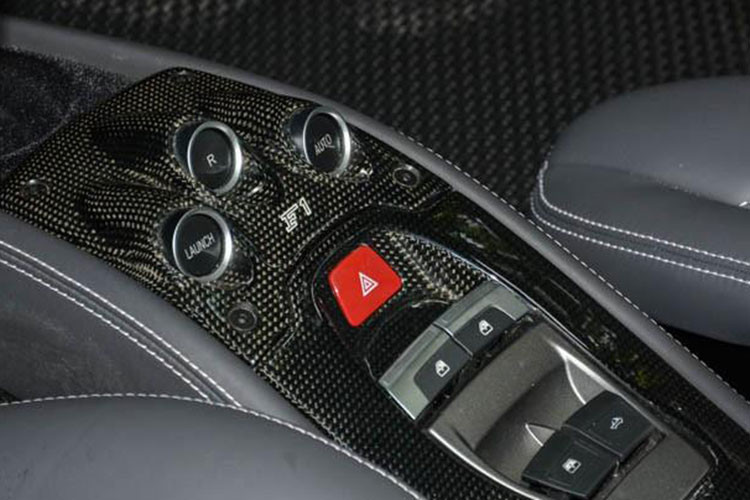 So với 3 chiếc xe Ferrari 458 Italia mà mình đang sở hữu, siêu xe mui trần Ferrari 458 Spider có thể giúp "Qua" Vũ dễ dàng mở mui xếp cứng chỉ trong thời gian từ 14 đến 16 giây.