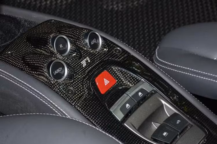 So với 3 chiếc xe Ferrari 458 Italia mà mình đang sở hữu, siêu xe mui trần Ferrari 458 Spider có thể giúp "Qua" Vũ dễ dàng mở mui xếp cứng chỉ trong thời gian từ 14 đến 16 giây.