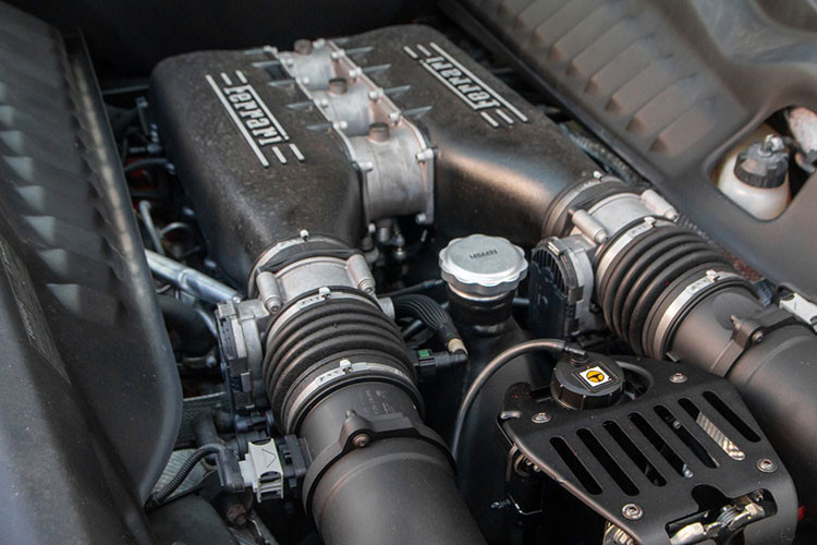 Ngay cả khi doanh nhân này cho ngựa chồm lưu thông trên đường cũng có thể thao tác đóng hoặc mở mui xe nhưng tốc độ của xe được hãng Ferrari khuyến cáo dưới 50 km/h.