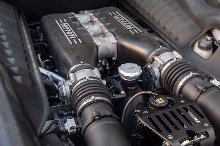 Ngay cả khi doanh nhân này cho ngựa chồm lưu thông trên đường cũng có thể thao tác đóng hoặc mở mui xe nhưng tốc độ của xe được hãng Ferrari khuyến cáo dưới 50 km/h.