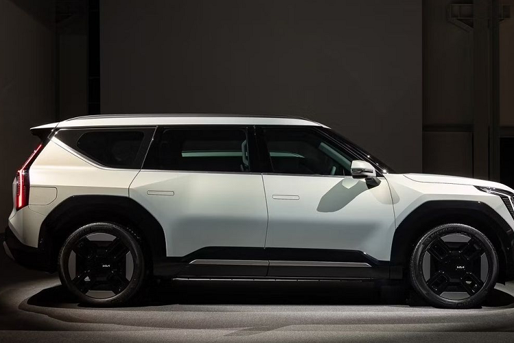 Ở các phiên bản cao cấp, xe còn được trang bị ghế thương gia và cửa sổ trời toàn cảnh Panorama. Kia EV9 2024 được trang bị cụm pin lithium-ion với dung lượng 99,8 kWh, cho phép xe chạy được quãng đường tối đa 501 km. Tùy phiên bản, xe sẽ dùng mô-tơ điện mạnh 201 mã lực, 215 mã lực và 380 mã lực trong khi mô-men xoắn cực đại dao động từ 350 - 700 Nm. Tại thị trường Hàn Quốc, giá xe dao động khoảng 1,42 tỷ đồng.