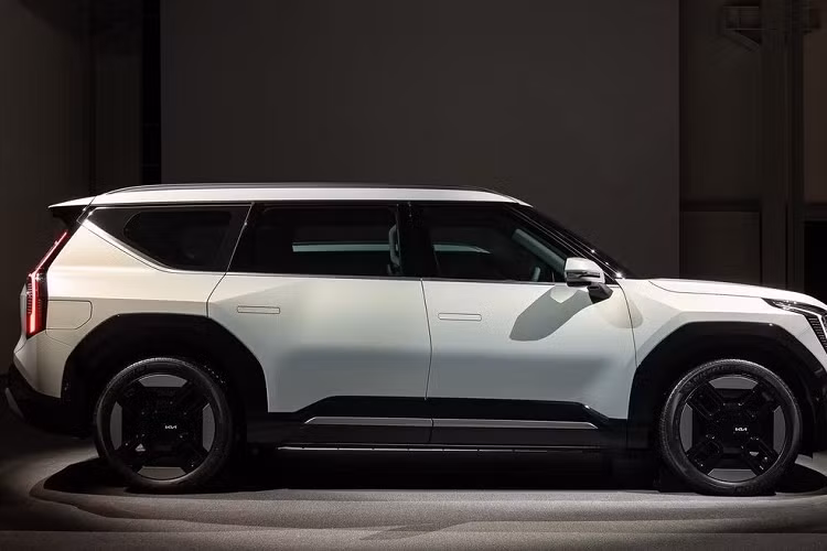 Ở các phiên bản cao cấp, xe còn được trang bị ghế thương gia và cửa sổ trời toàn cảnh Panorama. Kia EV9 2024 được trang bị cụm pin lithium-ion với dung lượng 99,8 kWh, cho phép xe chạy được quãng đường tối đa 501 km. Tùy phiên bản, xe sẽ dùng mô-tơ điện mạnh 201 mã lực, 215 mã lực và 380 mã lực trong khi mô-men xoắn cực đại dao động từ 350 - 700 Nm. Tại thị trường Hàn Quốc, giá xe dao động khoảng 1,42 tỷ đồng.