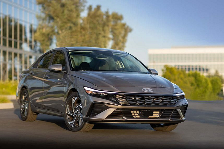 Về nội thất, khoang cabin của xe vẫn không có nhiều thay đổi so với bản tiền nhiệm. Xe chỉ được tinh chỉnh một số chi tiết như: cụm đồng hồ lái được bổ sung màn hình kỹ thuật số 4,2 inch mới. Các phiên bản cao cấp được trang bị màn hình thông tin giải trí kích thước 10,25 inch. Ngoài ra, hãng xe Hàn Quốc cũng thiết kế lại đế sạc không dây, đồng thời bổ sung cổng USB-C. Phiên bản Limited sử dụng ghế ngồi bọc da H-Tex. Các bản N-Line và Limited có hệ thống âm thanh nổi 8 loa.