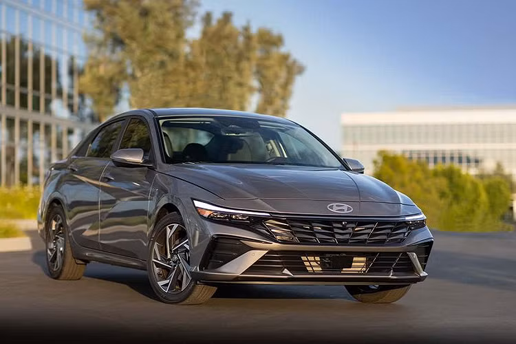 Về nội thất, khoang cabin của xe vẫn không có nhiều thay đổi so với bản tiền nhiệm. Xe chỉ được tinh chỉnh một số chi tiết như: cụm đồng hồ lái được bổ sung màn hình kỹ thuật số 4,2 inch mới. Các phiên bản cao cấp được trang bị màn hình thông tin giải trí kích thước 10,25 inch. Ngoài ra, hãng xe Hàn Quốc cũng thiết kế lại đế sạc không dây, đồng thời bổ sung cổng USB-C. Phiên bản Limited sử dụng ghế ngồi bọc da H-Tex. Các bản N-Line và Limited có hệ thống âm thanh nổi 8 loa.