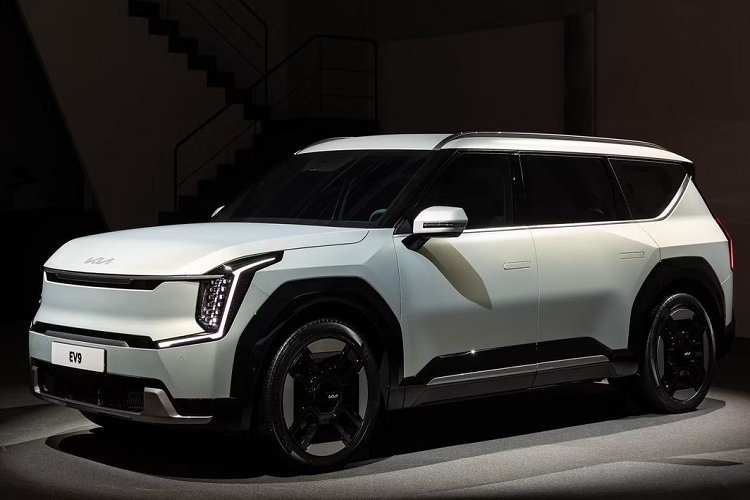  Kia EV9 Ra mắt từ tháng 3/2023, Kia EV9 2024 được phát triển dựa trên cơ sở gầm bệ E-GMP dành riêng cho ôtô điện của tập đoàn Hyundai, tương tự Kia EV6, Hyundai Ioniq 5 và Hyundai Ioniq 6. Mẫu SUV điện của thương hiệu Hàn gây ấn tượng với vẻ ngoài táo bạo nhưng vẫn rất cao cấp với triết lý thiết kế Opposites United. Phần đầu xe không có lưới tản nhiệt vì là tô điện. Tuy nhiên, khu vực chính giữa đầu xe vẫn có tạo hình như lưới tản nhiệt "mũi hổ" đặc trưng của thương hiệu Hàn.