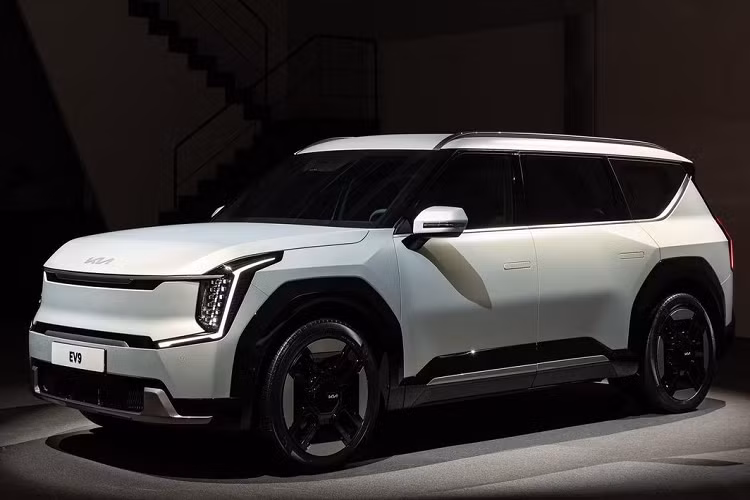  Kia EV9 Ra mắt từ tháng 3/2023, Kia EV9 2024 được phát triển dựa trên cơ sở gầm bệ E-GMP dành riêng cho ôtô điện của tập đoàn Hyundai, tương tự Kia EV6, Hyundai Ioniq 5 và Hyundai Ioniq 6. Mẫu SUV điện của thương hiệu Hàn gây ấn tượng với vẻ ngoài táo bạo nhưng vẫn rất cao cấp với triết lý thiết kế Opposites United. Phần đầu xe không có lưới tản nhiệt vì là tô điện. Tuy nhiên, khu vực chính giữa đầu xe vẫn có tạo hình như lưới tản nhiệt "mũi hổ" đặc trưng của thương hiệu Hàn.