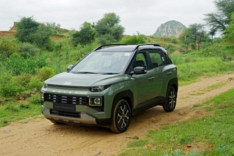  Hyundai Exter Bên cạnh hai mẫu xe Hyundai Custo và Palisade vừa ra mắt, từ nay đến cuối năm, Hyundai sẽ tiếp tục trình làng mẫu SUV cỡ A giá rẻ Exter. Dự kiến, xe sẽ ra mắt vào cuối năm nay dưới dạng lắp ráp trong nước. Hiện các đại lý đã nhận cọc mẫu xe này. Hyundai Exter được áp dụng ngôn ngữ thiết kế Sensuous Sportiness (Động lực học tham số) với thiết kế vuông vức, hiện đại khá giống Mufasa. 