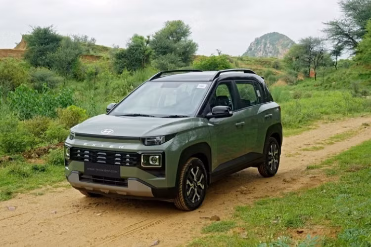  Hyundai Exter Bên cạnh hai mẫu xe Hyundai Custo và Palisade vừa ra mắt, từ nay đến cuối năm, Hyundai sẽ tiếp tục trình làng mẫu SUV cỡ A giá rẻ Exter. Dự kiến, xe sẽ ra mắt vào cuối năm nay dưới dạng lắp ráp trong nước. Hiện các đại lý đã nhận cọc mẫu xe này. Hyundai Exter được áp dụng ngôn ngữ thiết kế Sensuous Sportiness (Động lực học tham số) với thiết kế vuông vức, hiện đại khá giống Mufasa. 