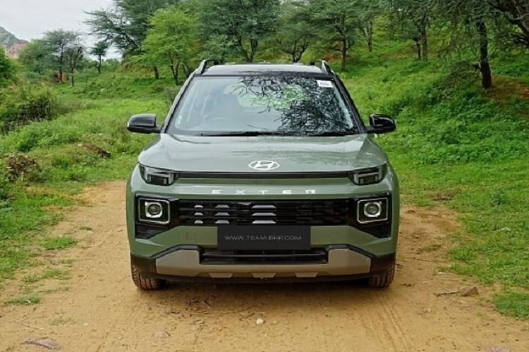 Hyundai Exter 2024 được cung cấp hai tùy chọn động cơ. Thứ nhất là động cơ xăng 4 xi-lanh, hút khí tự nhiên, dung tích 1.2L mượn từ Grand i10, cho công suất tối đa 83 mã lực và mô-men xoắn cực đại 114 Nm, đi kèm với hộp số sàn 5 cấp hoặc hộp số sàn tự động AMT. Tùy chọn thứ hai là động cơ chạy bằng khí nén thiên nhiên CNG với công suất tối đa 69 mã lực và mô-men xoắn cực đại 95,2 Nm, đi kèm hộp số sàn 5 cấp.