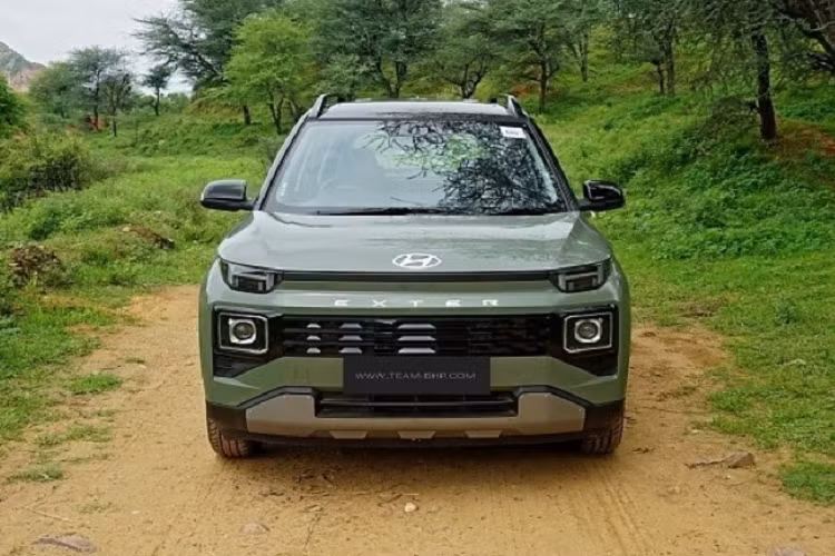 Hyundai Exter 2024 được cung cấp hai tùy chọn động cơ. Thứ nhất là động cơ xăng 4 xi-lanh, hút khí tự nhiên, dung tích 1.2L mượn từ Grand i10, cho công suất tối đa 83 mã lực và mô-men xoắn cực đại 114 Nm, đi kèm với hộp số sàn 5 cấp hoặc hộp số sàn tự động AMT. Tùy chọn thứ hai là động cơ chạy bằng khí nén thiên nhiên CNG với công suất tối đa 69 mã lực và mô-men xoắn cực đại 95,2 Nm, đi kèm hộp số sàn 5 cấp.