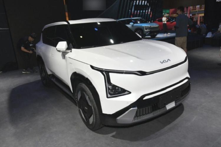 Ngoài ra, xe còn có một số trang bị nổi bật khác như: vô lăng 4 chấu, hệ thống đèn viền nội thất 64 màu, sạc không dây, cổng USB-C kép, hàng ghế sau có tính năng gập phẳng, ngăn đựng cốc và nhiều khay để đồ. Kia EV5 dành cho thị trường Trung Quốc sẽ được trang bị động cơ điện cho công suất tối đa 215 mã lực và mô-men xoắn cực đại 310 Nm, kết hợp hệ dẫn động cầu trước.