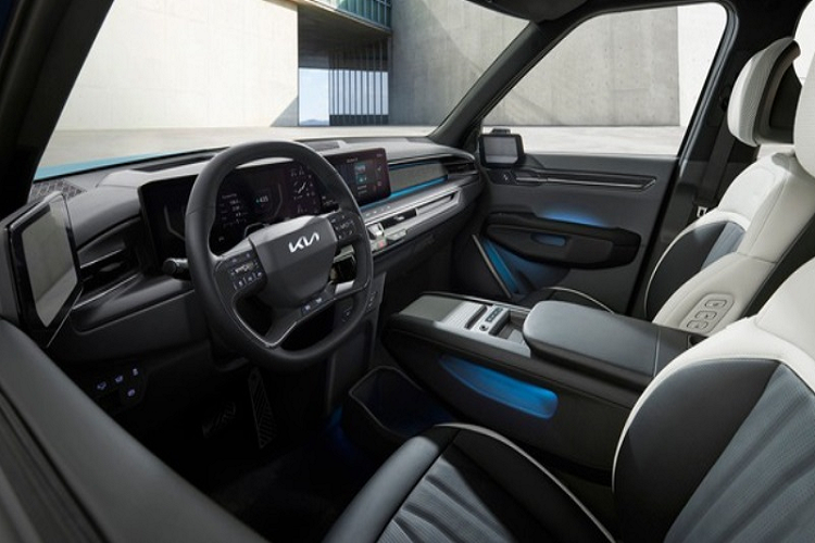 Xe có cụm đèn pha LED nằm dọc cỡ lớn với những thấu kính nhỏ bên trong. Bao quanh cụm đèn pha là dải đèn LED định vị ban ngày với thiết kế lấy cảm hứng từ bản đồ sao. Nắp ca-pô được thiết kế dập gân thể thao, hốc gió trung tâm rộng và tấm ốp gầm giả màu bạc trên cản trước. Phần trên nắp ca-pô không có khe gió như phiên bản concept. Về nội thất, chiếc SUV thuần điện cỡ lớn này có khoang cabin rộng rãi với tùy chọn 6 chỗ hoặc 7 chỗ ngồi.