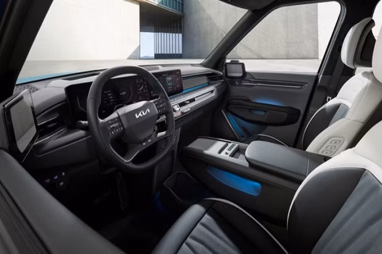 Xe có cụm đèn pha LED nằm dọc cỡ lớn với những thấu kính nhỏ bên trong. Bao quanh cụm đèn pha là dải đèn LED định vị ban ngày với thiết kế lấy cảm hứng từ bản đồ sao. Nắp ca-pô được thiết kế dập gân thể thao, hốc gió trung tâm rộng và tấm ốp gầm giả màu bạc trên cản trước. Phần trên nắp ca-pô không có khe gió như phiên bản concept. Về nội thất, chiếc SUV thuần điện cỡ lớn này có khoang cabin rộng rãi với tùy chọn 6 chỗ hoặc 7 chỗ ngồi.