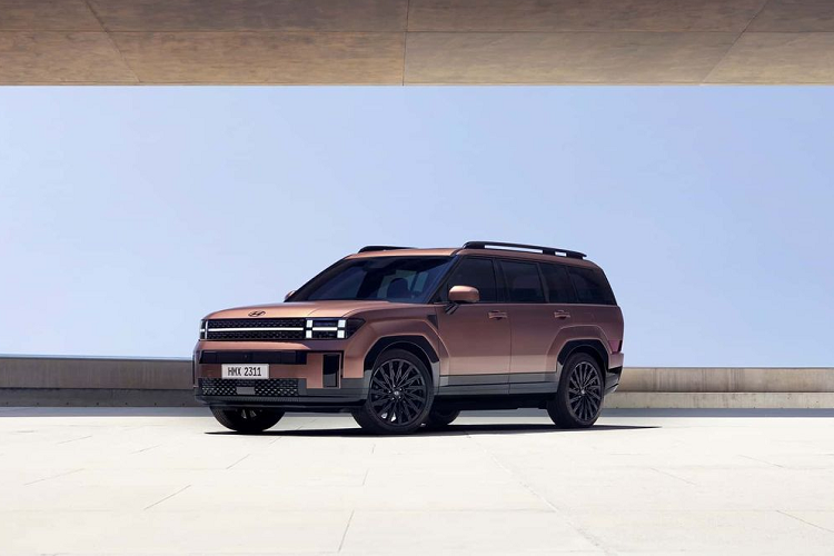 Hyundai SantaFe 2024 Vào tháng 8 vừa qua, Hyundai đã chính thức trình làng thế hệ mới của SantaFe. Thiết kế của xe đã có sự thay đổi “ngoạn mục”, góc cạnh, bệ vệ và hiện đại hơn so với phiên bản tiền nhiệm. Hình dáng vuông vức của xe gợi liên tưởng nhiều đến SUV hạng sang Land Rover. Ngoài việc “lột xác” ở ngoại thất, bên trong khoang cabin, SantaFe 2024 cũng được thiết kế theo phong cách tối giản nhưng không kém phần tinh tế.
