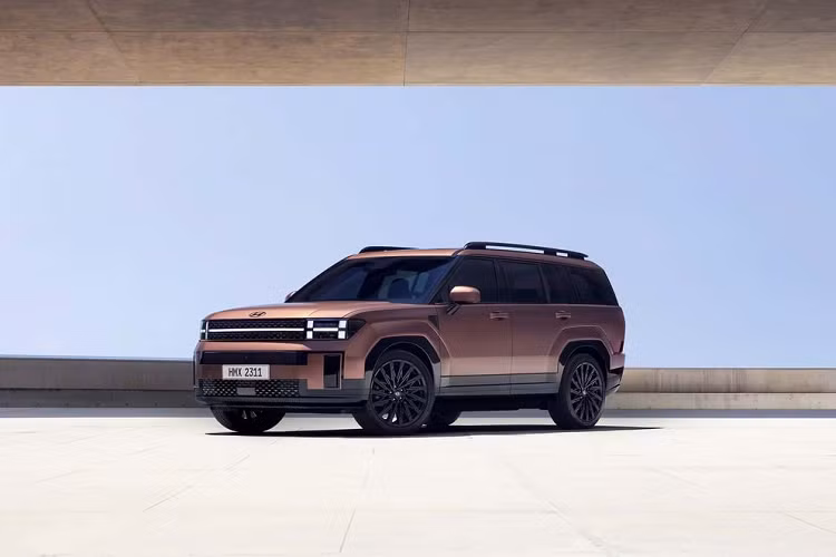 Hyundai SantaFe 2024 Vào tháng 8 vừa qua, Hyundai đã chính thức trình làng thế hệ mới của SantaFe. Thiết kế của xe đã có sự thay đổi “ngoạn mục”, góc cạnh, bệ vệ và hiện đại hơn so với phiên bản tiền nhiệm. Hình dáng vuông vức của xe gợi liên tưởng nhiều đến SUV hạng sang Land Rover. Ngoài việc “lột xác” ở ngoại thất, bên trong khoang cabin, SantaFe 2024 cũng được thiết kế theo phong cách tối giản nhưng không kém phần tinh tế.