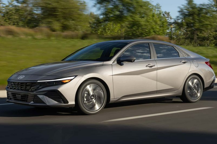 Cung cấp sức mạnh cho Hyundai Elantra facelift vẫn là hệ truyền động giống với phiên bản tiền nhiệm. Xe vẫn có các tùy chọn động cơ bao gồm máy xăng tăng áp 1,6 lít, máy xăng 2,0 lít, động cơ hybrid 1,6 và động cơ 2,0 lít tăng áp được thiết kế đặc biệt cho Elantra N. Tại thị trường Hàn Quốc, xe có giá khởi điểm là 15.367 USD (khoảng 360 triệu đồng) và 25.000 USD (khoảng 590 triệu đồng) cho bản cao cấp nhất.