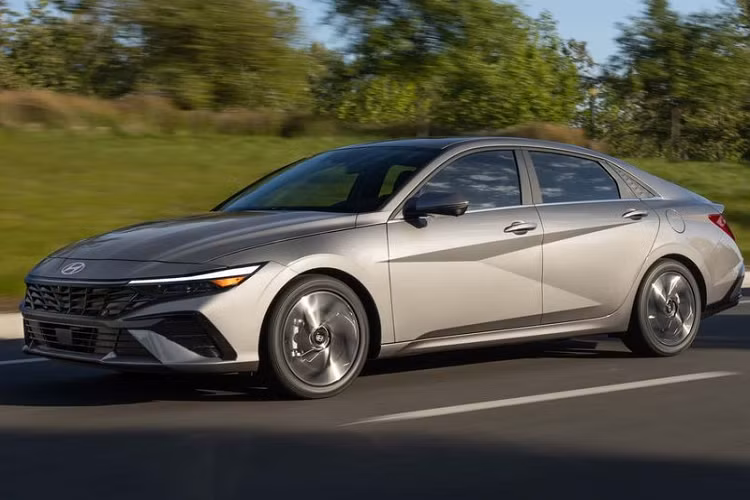 Cung cấp sức mạnh cho Hyundai Elantra facelift vẫn là hệ truyền động giống với phiên bản tiền nhiệm. Xe vẫn có các tùy chọn động cơ bao gồm máy xăng tăng áp 1,6 lít, máy xăng 2,0 lít, động cơ hybrid 1,6 và động cơ 2,0 lít tăng áp được thiết kế đặc biệt cho Elantra N. Tại thị trường Hàn Quốc, xe có giá khởi điểm là 15.367 USD (khoảng 360 triệu đồng) và 25.000 USD (khoảng 590 triệu đồng) cho bản cao cấp nhất.