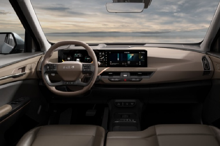 Về thiết kế, Kia EV5 không khác biệt nhiều so với bản concept, xe có nhiều nét tương đồng với EV9 nhưng sở hữu phần “mũi hổ” hầm hố hơn. Khoang nội thất của xe mang đến một không gian tối giản nhưng không kém phần hiện đại, sang trọng. Cụm công cụ kỹ thuật số và màn hình thông tin giải trí được ghép lại thành một màn hình siêu dài, có kích thước khoảng 12,3 inch.