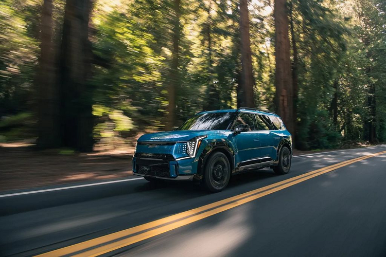  Kia EV5 Vào ngày 25/08, mẫu SUV thuần điện Kia EV5 đã chính thức ra mắt tại Triển lãm ô tô Thành Đô (Trung Quốc). Giá bán mở bán của xe tại thị trường này dao động trong khoảng từ 159.800 - 229.800 NDT (tương đương 526 - 757 triệu đồng). Dự kiến, xe sẽ tiếp tục ra mắt tại các thị trường khác từ năm 2024.