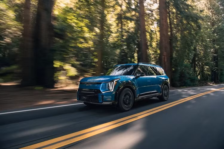  Kia EV5 Vào ngày 25/08, mẫu SUV thuần điện Kia EV5 đã chính thức ra mắt tại Triển lãm ô tô Thành Đô (Trung Quốc). Giá bán mở bán của xe tại thị trường này dao động trong khoảng từ 159.800 - 229.800 NDT (tương đương 526 - 757 triệu đồng). Dự kiến, xe sẽ tiếp tục ra mắt tại các thị trường khác từ năm 2024.