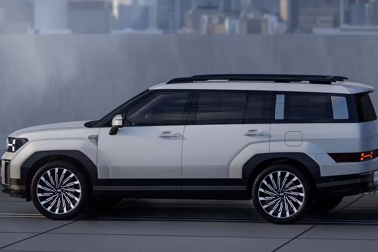 Cuối cùng là khối động cơ hybrid sạc điện đi kèm hộp số tự động 6 cấp chưa rõ thông số toàn hệ thống. Hyundai tạm thời chỉ cung cấp thông số động cơ độc lập là 158 mã lực và 265 Nm. Tại Việt Nam, SantaFe đang được phân phối với 5 phiên bản, đi cùng mức giá từ 1,055 - 1,450 tỷ đồng. Chưa rõ khi nào SantaFe 2024 sẽ được đưa về, tuy nhiên đây là một mẫu xe chủ lực của Hyundai tại Việt Nam nên chắc chắn hãng sẽ không bỏ qua cơ hội nâng cấp để cạnh tranh với các đối thủ như; Toyota Fortuner, Ford Everest, VinFast VF8,...