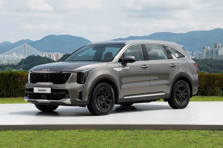  Kia Sorento 2024 Sau khi đối thủ Hyundai SantaFe ra mắt thế hệ mới, Kia cũng nhanh chóng trình làng bản facelift của Sorento. Dù chỉ là bản nâng cấp nhỏ nhưng thiết kế ngoại thất của mẫu crossover cỡ D nhà Kia cũng có khá nhiều thay đổi. Phong cách thiết kế của xe vẫn tinh tế và mạnh mẽ theo ngôn ngữ “Opposites United” nhưng sang trọng hơn bản cũ.