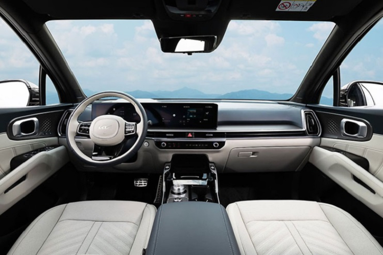 Lưới tản nhiệt "mũi hổ" được tinh chỉnh, lớn hơn và liền mạch với đèn trước. Trên phiên bản cũ, logo của Kia tích hợp ở vị trí trung tâm của lưới tản nhiệt, giờ đây logo này đã được đặt lên nắp ca-pô. Phần mui xe cũng được làm lại, mượt mà hơn. Cản trước được chỉnh sửa, đường nét rõ ràng, gọn hơn và cũng được bổ sung thêm khe hút gió đặt dọc. Không chỉ nâng cấp về trang bị ngoại thất, khu vực bên trong cabin Kia Sorento 2024 cũng có nhiều thay đổi.