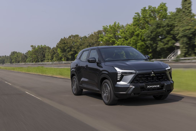  Mitsubishi XForce Tại Triển lãm GIIAS 2023 diễn ra ở Indonesia ngày 10/8, Mitsubishi đã chính thức công bố ra mắt SUV cỡ B mới mang tên XForce. Mẫu ôtô phổ thông này chính là phiên bản thương mại của XFC concept ra mắt tại Việt Nam từ 10/2022. Dự kiến, Mitsubishi XForce sẽ về Việt Nam cuối năm nay và nhập khẩu nguyên chiếc từ Indonesia. Hiện hệ thống đại lý chính hãng đã nhận đặt cọc xe với giá bán khoảng 700-800 triệu đồng.