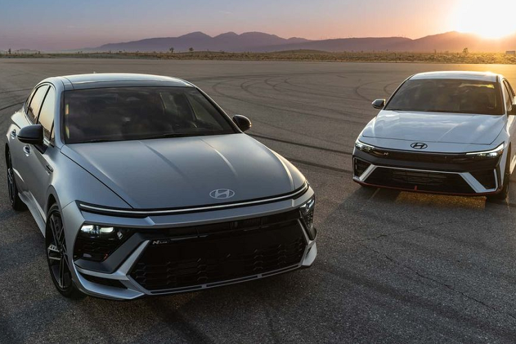  Hyundai Elantra 2024 Thế hệ thứ 7 của Elantra ra mắt từ năm 2020, đến nay, mẫu xe này mới cập nhật phiên bản nâng cấp vòng đời. Ở lần nâng cấp này, hãng xe Hàn Quốc tập trung tinh chỉnh ở phần đầu xe. Elantra 2024 được trang bị cụm đèn chiếu sáng chính mỏng hơn phiên bản cũ, dải đèn định vị DRL nối liền với nhau bằng một dải kim loại sáng màu. Lưới tản nhiệt Parametric-Jewel được thu hẹp lại, tạo nên một tổng thể hài hòa hơn cho mẫu sedan Hàn Quốc. Phần còn lại của xe hầu như không thay đổi, ngoại trừ cản sau thể thao hơn.